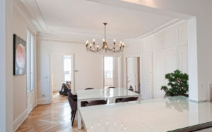 Les travaux de rénovation réalisés par Marc Gallitelli ont permis de gagner en luminosité dans cet appartement haussmannien à Mulhouse.
