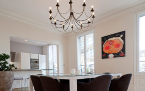 Grâce aux travaux de rénovation de Marc Gallitelli, cet appartement haussmannien à Mulhouse dispose d’une cuisine ouverte.