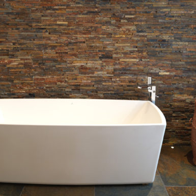Grâce aux travaux de rénovation réalisés par Marc Gallitelli, offrez un style contemporain à votre salle de bain.